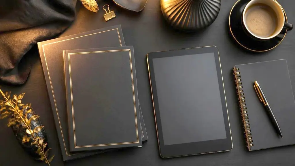E-books de inglês em capas escuras com detalhes dourados ao lado de um tablet e caderno